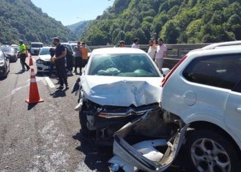 Anadolu Otoyolu'nda 18 aracın karıştığı zincirleme kaza: 10 yaralı