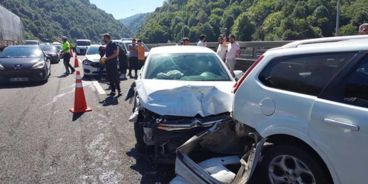 Anadolu Otoyolu'nda 18 aracın karıştığı zincirleme kaza: 10 yaralı