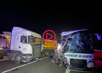 Anadolu Otoyolu'nda tır ile yolcu otobüsü çarpıştı: En az 18 yaralı