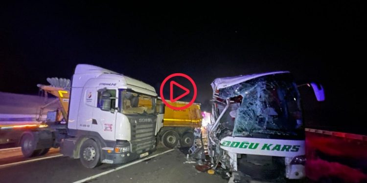 Anadolu Otoyolu'nda tır ile yolcu otobüsü çarpıştı: En az 18 yaralı