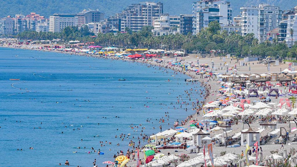 Antalya'da sıcak bunalttı, sahiller doldu