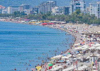 Antalya'da sıcak bunalttı, sahiller doldu