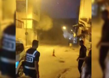 Antep'te ağır hasarlı bina çöktü, panik anı kameraya yansıdı