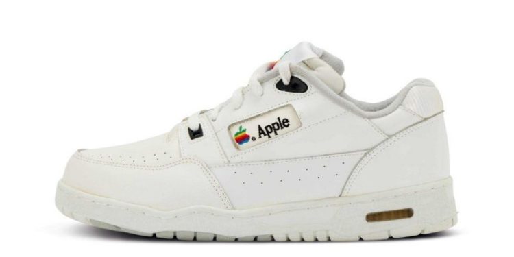 Apple logolu bir çift ayakkabı, müzayede evi Sotheby’s tarafından 50 bin dolar (Yaklaşık 1 milyon 350 bin TL) başlangıç fiyatıyla açık artırmaya çıkarıldı.