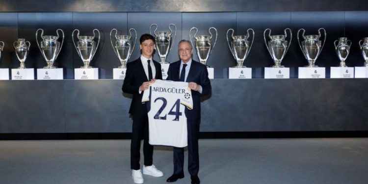 Fenerbahçe'nin 18 yaşındaki yıldız futbolcusu Arda Güler, İspanyol devi Real Madrid ile sözleşme imzaladı.