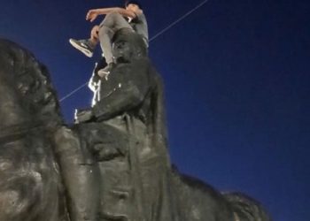 Atatürk heykelinin üzerine çıkan Suriyeli çocuk gözaltına alındı