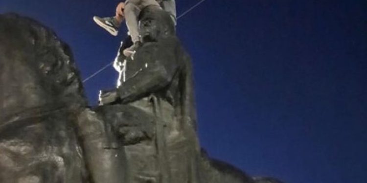 Atatürk heykelinin üzerine çıkan Suriyeli çocuk gözaltına alındı