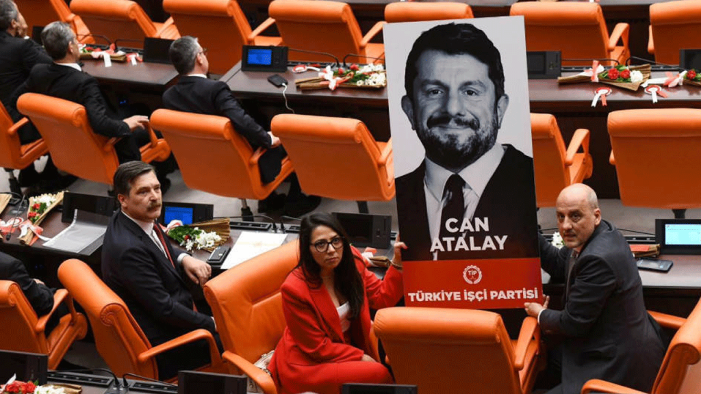 Avukatlar İstanbul Barosu önünde TİP Hatay milletvekili Can Atalay için toplanıyor!