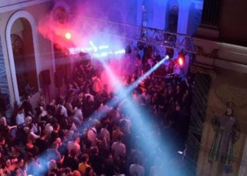 Ayin yapmak izinle, parti yapmak parayla; Kilise özel bir şirketin partisi için kiralandı, Rumlar tepki gösterdi