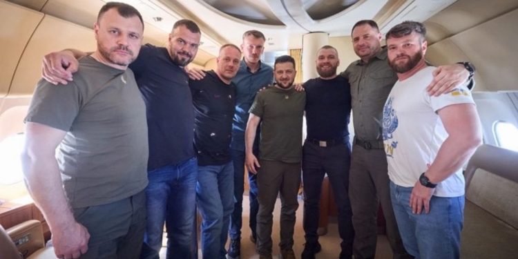 Azov taburu komutanlarının Zelenskiy'le Ukrayna'ya dönmesine Kremlin'den tepki: Anlaşma ihlali