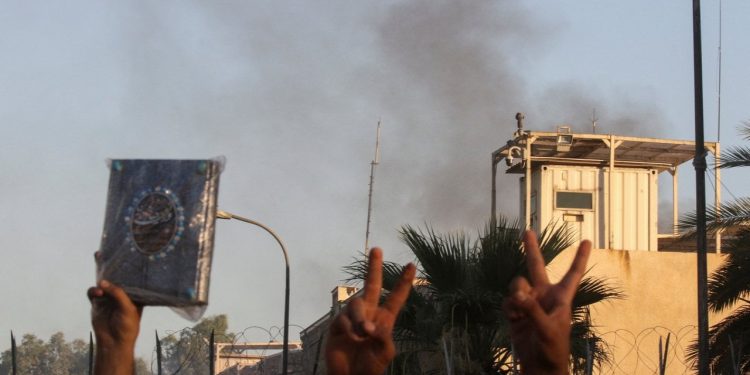 Bağdat’ta Sadr yanlıları İsveç Büyükelçiliği'ni ateşe verdi