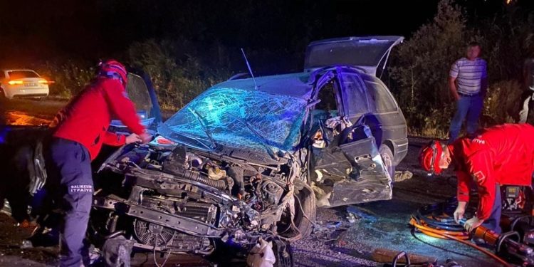 Balıkesir'de tır ve otomobil çarpıştı: Bir ölü, bir yaralı