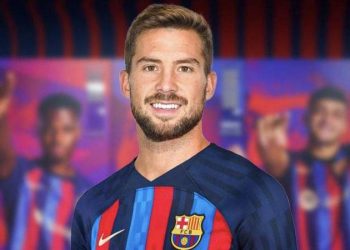 Barcelona Inigo Martinez'i resmen açıkladı