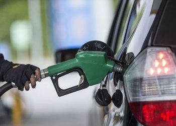 Benzinin litre fiyatına bugünden itibaren geçerli olmak üzere 2 lira 11 kuruş zam geldi. Benzin fiyatı son zamla 26 lirayı aştı.
