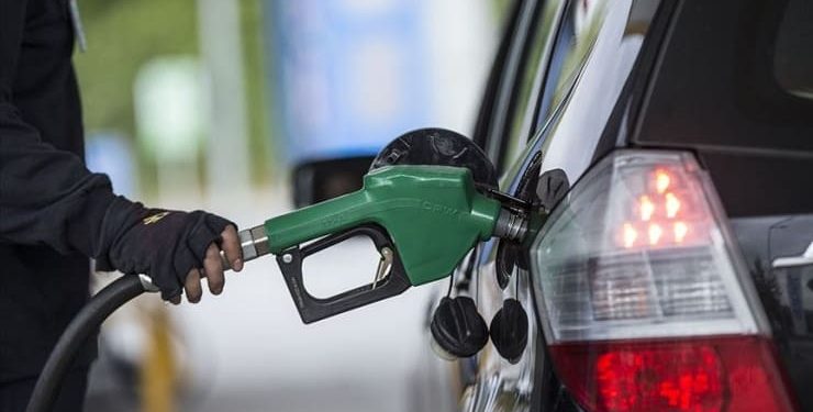Benzinin litre fiyatına bugünden itibaren geçerli olmak üzere 2 lira 11 kuruş zam geldi. Benzin fiyatı son zamla 26 lirayı aştı.