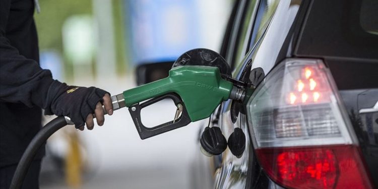 Benzine aralıksız zam furyası: Depo salı günü 100 lira daha pahalıya dolacak