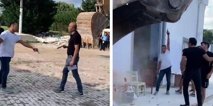 Beylikdüzü’nde kaçak yapıyı yıkmaya gelen İBB ekiplerine silahlı ve bıçaklı saldırı