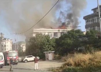 Beylikdüzü'nde yaşlı bakımevinde yangın çıktı: 10 kişi hastaneye kaldırıldı