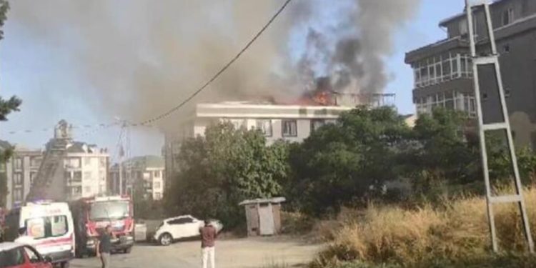 Beylikdüzü'nde yaşlı bakımevinde yangın çıktı: 10 kişi hastaneye kaldırıldı