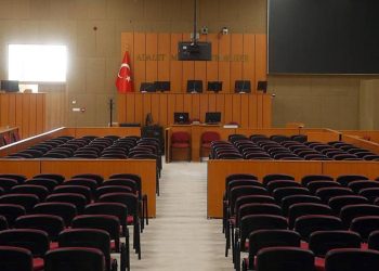 Beyoğlu'nda kadınlara tacizi engelleyen esnafın dükkanını kurşunlayan 2 sanık tahliye edildi