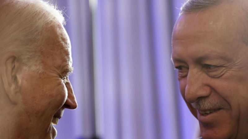 Türkiye’nin İsveç’in NATO üyeliğini destekleyeceğini açıklaması sonrası Vilnius’ta ABD Başkanı Joe Biden ile bir araya gelen Cumhurbaşkanı Erdoğan’ın yeni bir döneme yönelik mesajları öne çıktı.