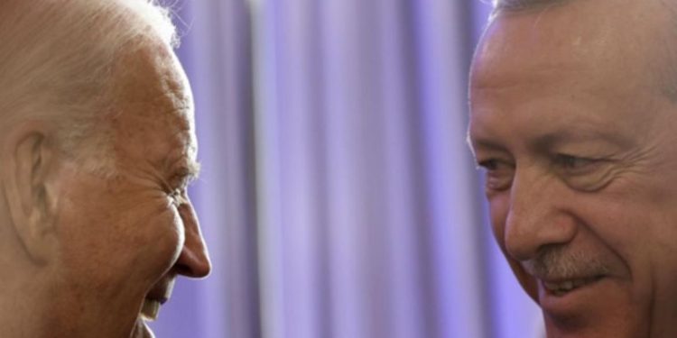 Türkiye’nin İsveç’in NATO üyeliğini destekleyeceğini açıklaması sonrası Vilnius’ta ABD Başkanı Joe Biden ile bir araya gelen Cumhurbaşkanı Erdoğan’ın yeni bir döneme yönelik mesajları öne çıktı.