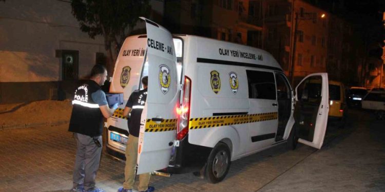 Bir silahlı saldırı haberi de Karaman’dan; genç adam evinin kapısında öldürüldü