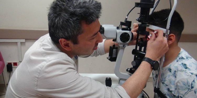 Bitlis'te 10 yaşındaki çocuğun gözünden 11 tane sinek yumurtası çıkarıldı