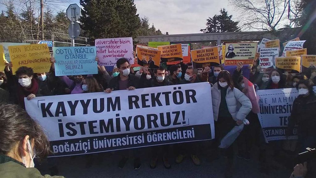 Boğaziçililere, rektörün kuklasına yumurta attıkları için dava