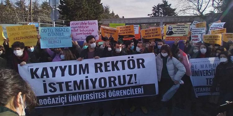 Boğaziçililere, rektörün kuklasına yumurta attıkları için dava