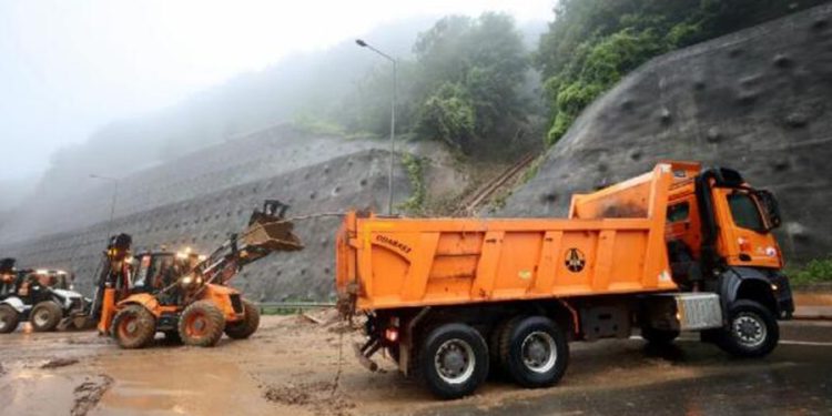 Bolu Dağı’nda heyelan: Ankara-İstanbul yönü trafiğe kapandı