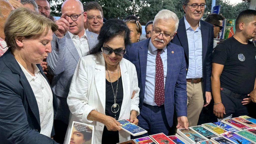 Burhaniye’de Kitap Fuarı'nda Türkan Şoray rüzgarı esti