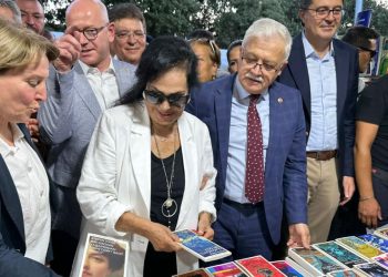 Burhaniye’de Kitap Fuarı'nda Türkan Şoray rüzgarı esti