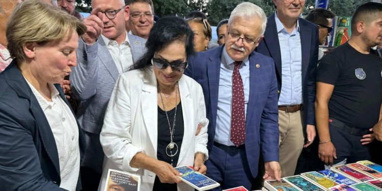 Burhaniye’de Kitap Fuarı'nda Türkan Şoray rüzgarı esti