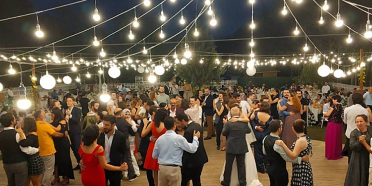 Bursa'da bir köyde kadın ve erkeklerin birlikte eğlenmesi 'dinen uygun bulunmadığı' gerekçesiyle yasaklandı