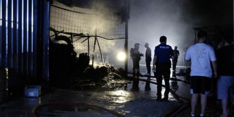 Bursa'da plastik boru fabrikasında yangın: Depoda çıktı