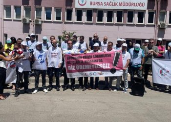 Bursa'da sağlık çalışanları zam talebiyle eylem yaptı: 'Krizin sorumlusu biz değiliz'