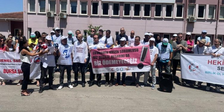 Bursa'da sağlık çalışanları zam talebiyle eylem yaptı: 'Krizin sorumlusu biz değiliz'