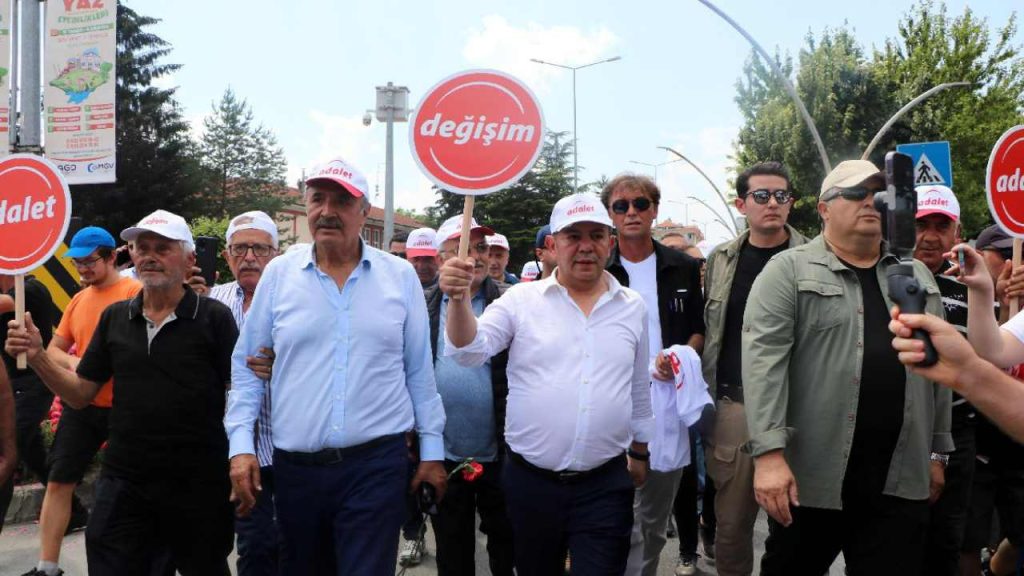 CHP Genel Merkezi'ne yürüyen Özcan: Gönlümden geçen genel başkan İmamoğlu