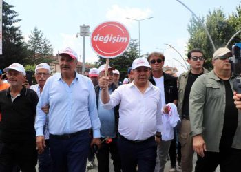 CHP Genel Merkezi'ne yürüyen Özcan: Gönlümden geçen genel başkan İmamoğlu