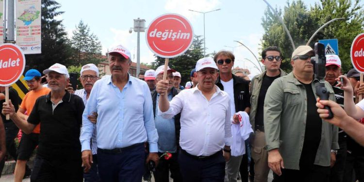 CHP Genel Merkezi'ne yürüyen Özcan: Gönlümden geçen genel başkan İmamoğlu