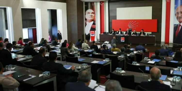 CHP PM toplantısında görevlerinden alınan il başkanlarının iadesi için yapılan oylama sonuçlandı