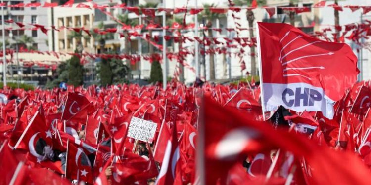 CHP’de 6 il başkanının görevden alınmasının ardından Hatay’ın ilçe başkanlıkları ile ilgili de bir kriz yaşandığı ortaya çıktı. MYK, dört ilçe başkanının görevden alınması kararını verdi. Ancak karar bazı milletvekillerinin itirazı üzerine durduruldu. Bu kez ertesi gün, İl Başkanı kararıyla, ilçe başkanları görevden alındı. Hatay İl Başkanı Hakan Tiryaki, “Sandık koymadan, delege bildirmişler. İtirazlarımızı yaptık” dedi.