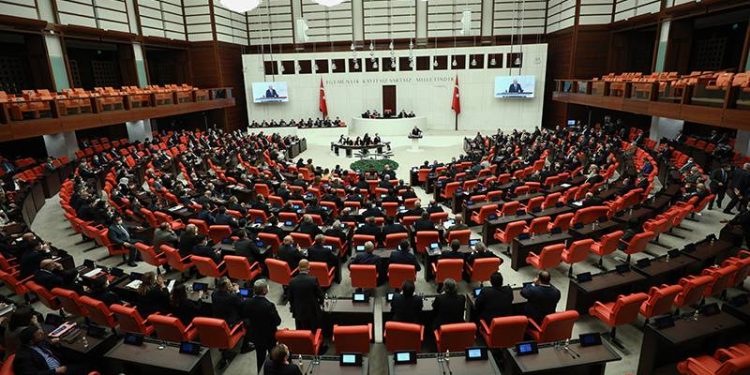 CHP, Saadet Partisi, DEVA Partisi ve Demokrat Parti’nin önergesi üzerine TBMM Genel Kurulu bugün; “vergi artışları ve zamlar” gündemiyle, olağanüstü toplandı. CHP'nin 'genel görüşme', önerisi Genel Kurul'da kabul edilmedi. Meclis 1 Ekim'e kadar tatile girdi.