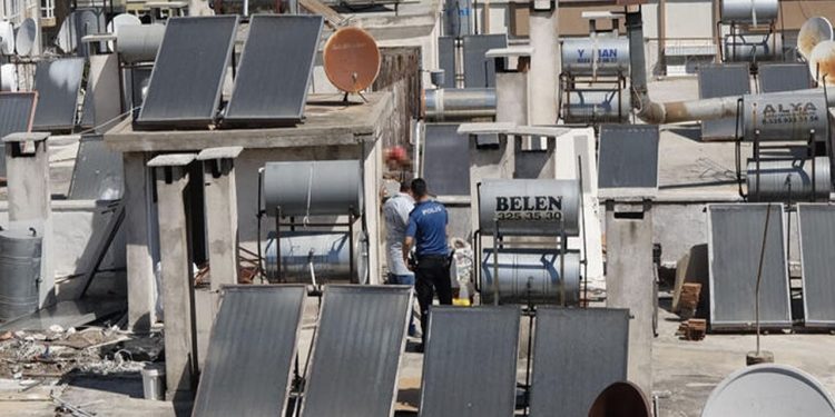 Çatıda 10 gün önce öldüğü belirlenen erkeğe ait ceset bulundu