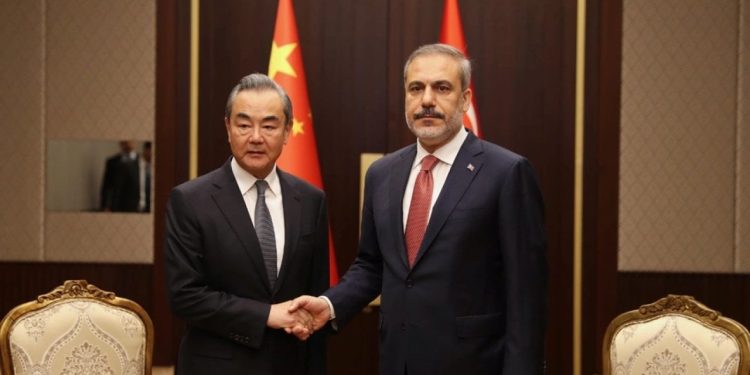 Çin Dışişleri Bakanı Vang'dan 'yerel para birimi' mesajı