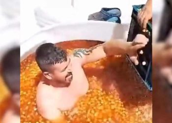 Çıplak halde zeytin havuzuna girdi