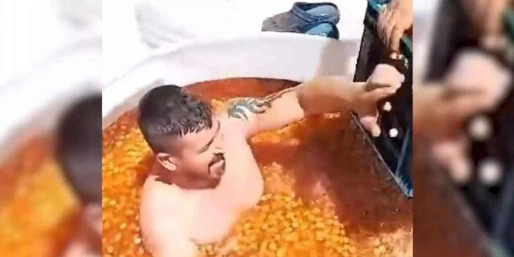 Çıplak halde zeytin havuzuna girdi