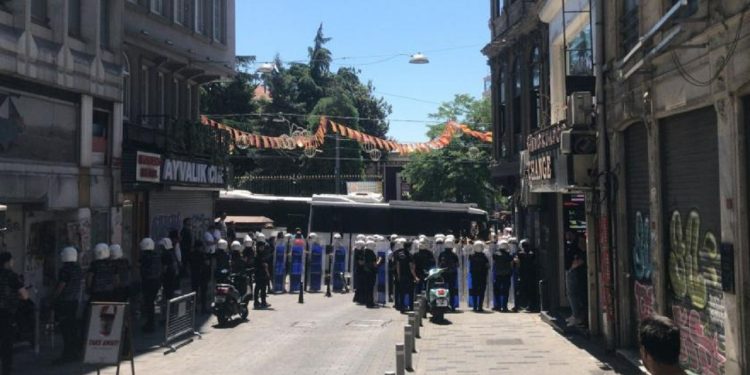 Cumartesi Anneleri'ne ters kelepçeli gözaltı