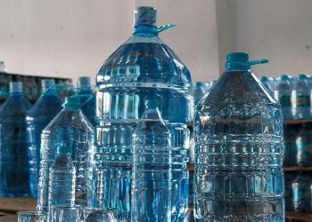 Damacanadan bir bardak su 60 kuruşa doluyor